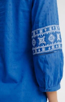 Blouse Unie Avec Broderies -Élégance Thiery Promos Boutique k blouse unie avec broderies affinites BLEU DUR d2 46