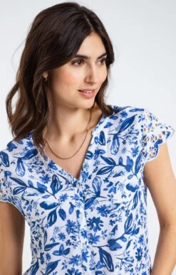 Chemisette Imprimée Avec Broderies -Élégance Thiery Promos Boutique k chemisette imprimee avec broderies armand thiery femme BLANC d1 48