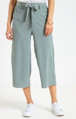 Pantacourt Fluide En Maille Plissée -Élégance Thiery Promos Boutique k pantacourt fluide en maille plissee affinites VERT NIL o 69