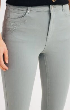 Pantalon Slim Avec Jeu Broderie Poches 9 Pantalon Slim Avec Jeu Broderie Poches -Élégance Thiery Promos Boutique k pantalon slim avec jeu broderie poches armand thiery femme VERT NIL d1 69
