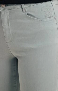 Pantalon Slim Avec Jeu Broderie Poches 10 Pantalon Slim Avec Jeu Broderie Poches -Élégance Thiery Promos Boutique k pantalon slim avec jeu broderie poches armand thiery femme VERT NIL d2 69