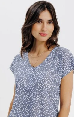 Tee-shirt Imprimé Manches Courtes Col V -Élégance Thiery Promos Boutique k tee shirt imprime manches courtes col v armand thiery femme BLEU d1 45